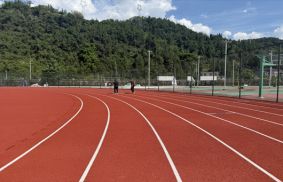 田协验收再+1！湖北恩施学院爱上混合型塑胶跑道通过中国田协II类场地验收