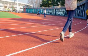 为什么跑步时总是按照逆时针的方向跑？