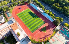 爱上体育科普：塑胶跑道用的越久越黑的原因竟是这个？