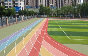 喷颗粒跑道掉颗粒的原因解析