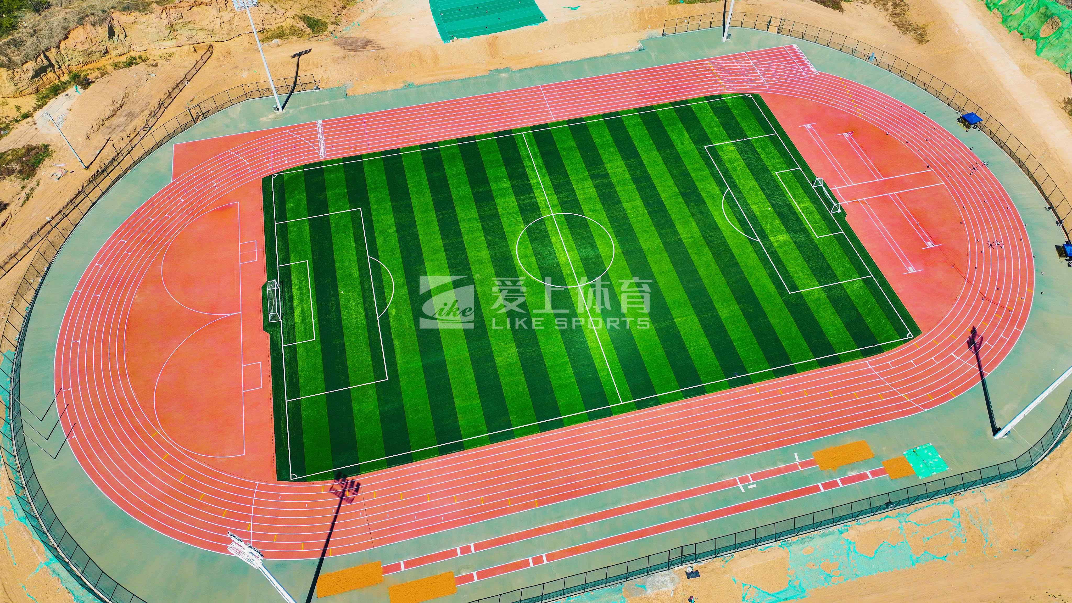 青藏高原首所高等学府青海民族大学|爱上全塑型自结纹塑胶跑道
