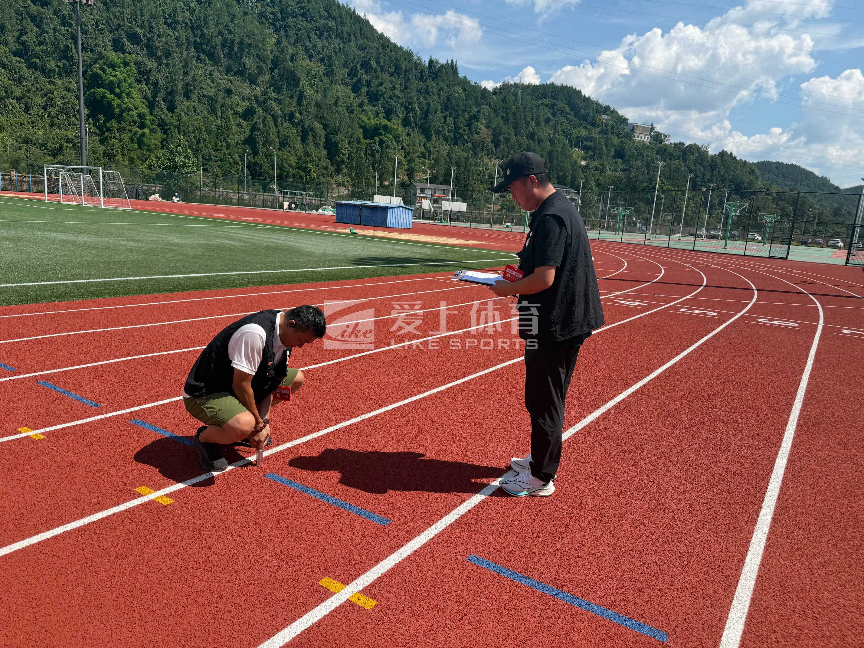 田协验收再 1！湖北恩施学院爱上混合型塑胶跑道通过中国田协II类场地验收