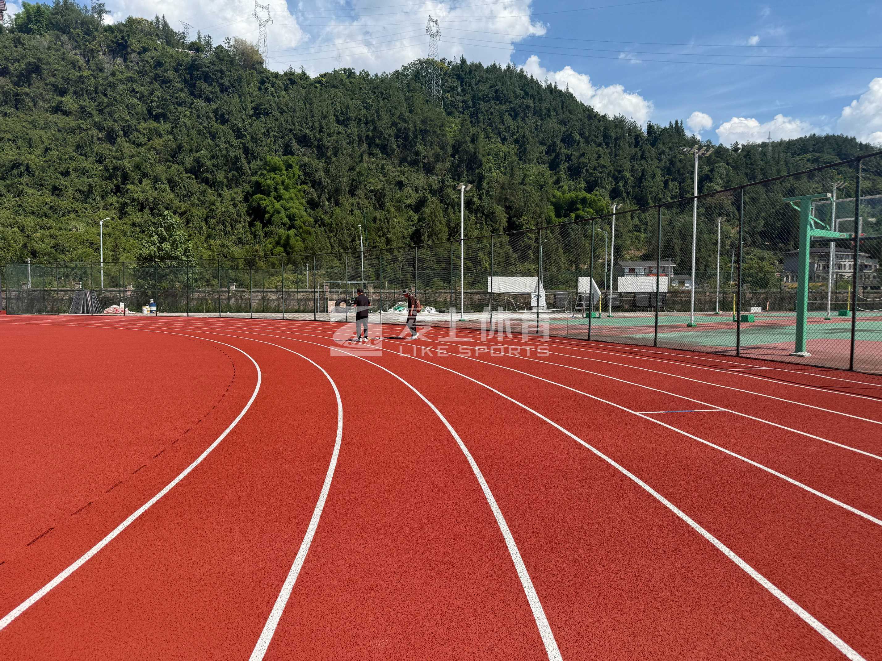 田协验收再 1！湖北恩施学院爱上混合型塑胶跑道通过中国田协II类场地验收